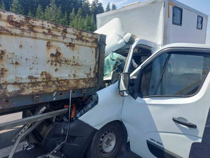 Kamyonet, Tırın Dorsesine Ok Gibi Saplandı: 1 Yaralı