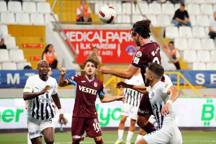 Trendyol Süper Lig: Kasımpaşa: 0 - Trabzonspor: 3 (İlk Yarı)