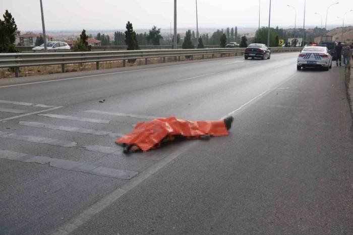 Otomobilin Çarptığı Motosiklet Sürücüsü Hayatını Kaybetti