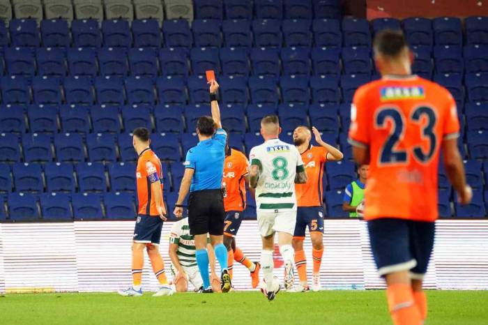 Ousseynou Ba, Başakşehir Formasıyla İlk Maçında Kırmızı Kart Gördü