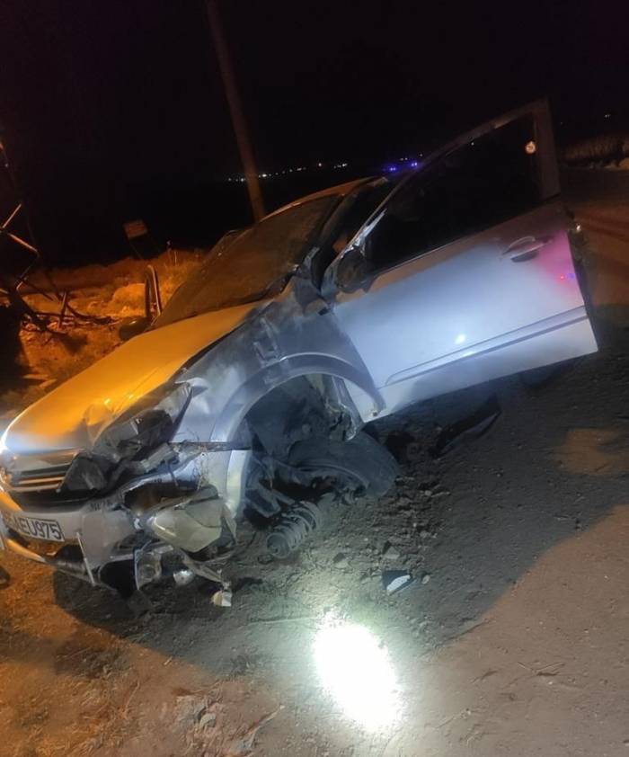 Sürücüsünün Direksiyon Hakimiyetini Kaybettiği Otomobil Elektrik Direğine Çarptı: 3 Yaralı