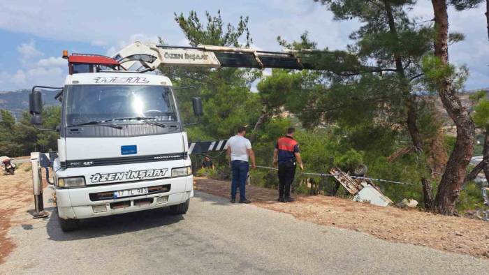 Bayramiç’te Şarampole Yuvarlanan Kamyonetin Sürücüsü Hayatını Kaybetti