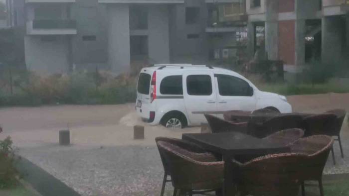 Denizli’de Yollar Göle Döndü, Ev Ve İş Yerlerini Su Bastı