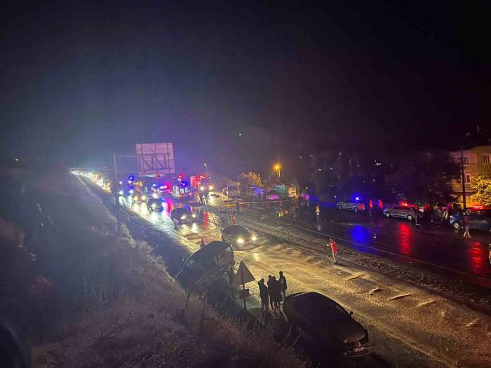Denizli’de Otobüs, Minibüs Ve Çok Sayıda Araç Zincirleme Kazaya Karıştı: 3 Ölü, 50 Yaralı
