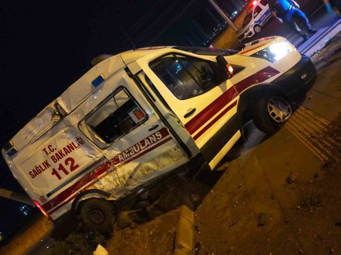 Diyarbakır’da Ambulans İle Belediye Otobüsü Çarpıştı: 3 Yaralı