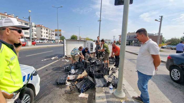 Kamyonet Yan Yattı 1 Kişi Yaralı