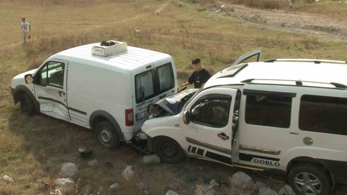 Ehliyetsiz Çocuk Sürücü Polisin Dur İhtarına Uymadı, Kaçarken Çayırlık Alana Uçtu