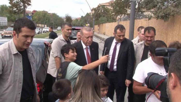 Cumhurbaşkanı Erdoğan Çocuklara Oyuncak Ve Harçlık Verdi
