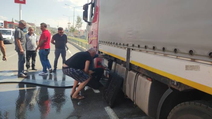 Aşkale’de Tırdaki Yangın Esnafın Dikkati Sonucu Önlendi