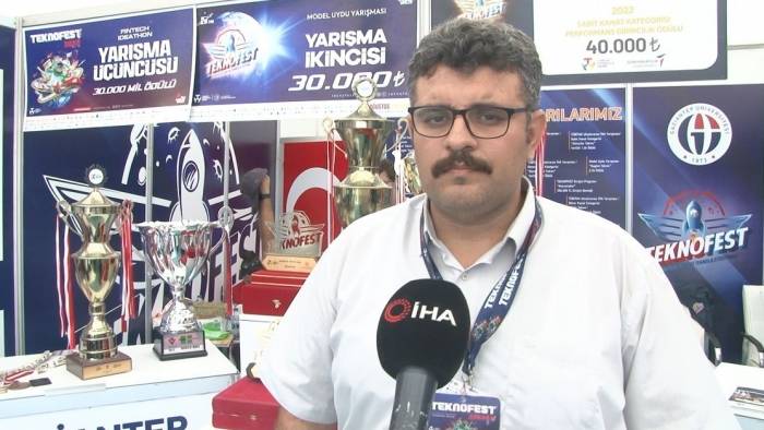 Teknofest’te 1’inci Olan Depremzede Öğrenciler Ödüllerini Cumhurbaşkanı Erdoğan’dan Aldı