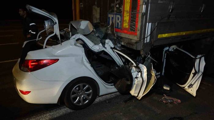 Tıra Saplanan Otomobil Kağıt Gibi Ezildi: 1 Ölü