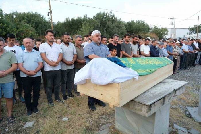 Öldürülen Anne İle Kızı Toprağa Verildi