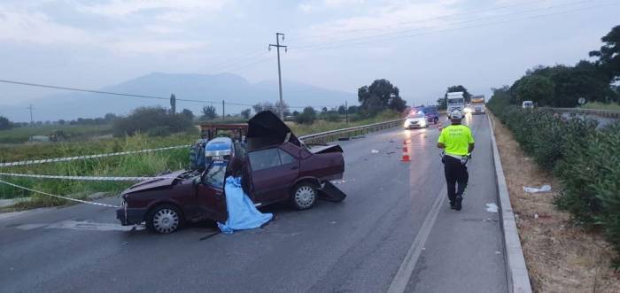 Traktör Römorkuna Çarpan Araç Hurdaya Döndü: 1 Ölü