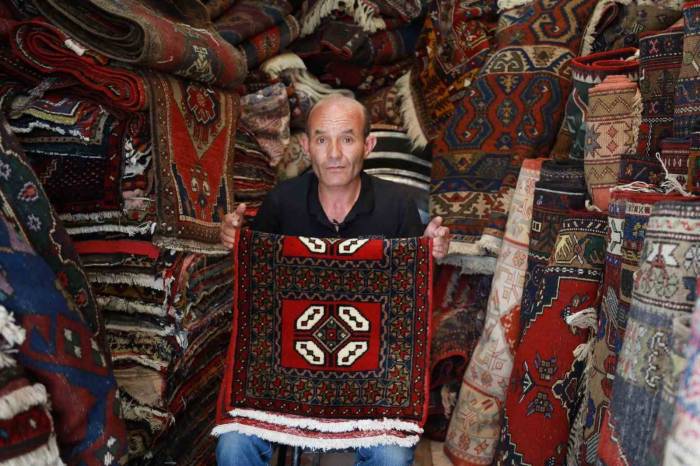 Niğde’de 36 Yıldır Eski Dokuma Halılara Hayat Veriyor