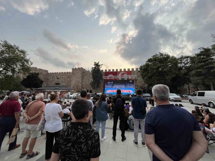 Sinop’ta Dev Ekranda Milli Maç Heyecanı