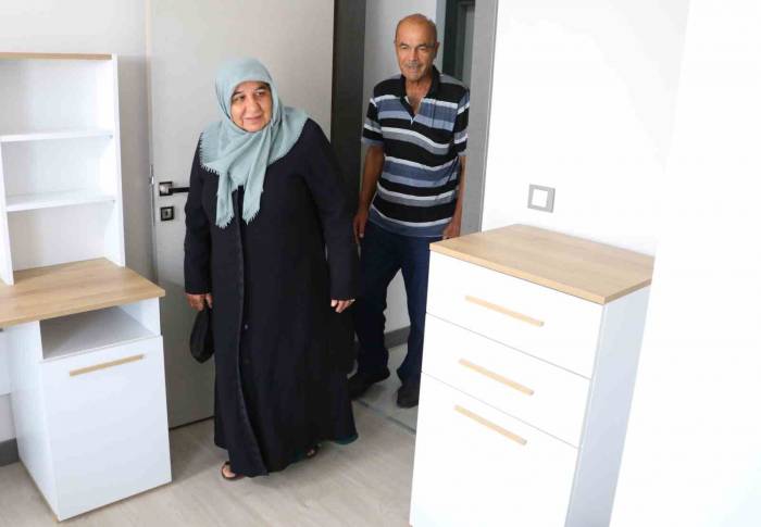 Depremzede Aile, Afet Konutlarındaki Örnek Daireyi Gezdi
