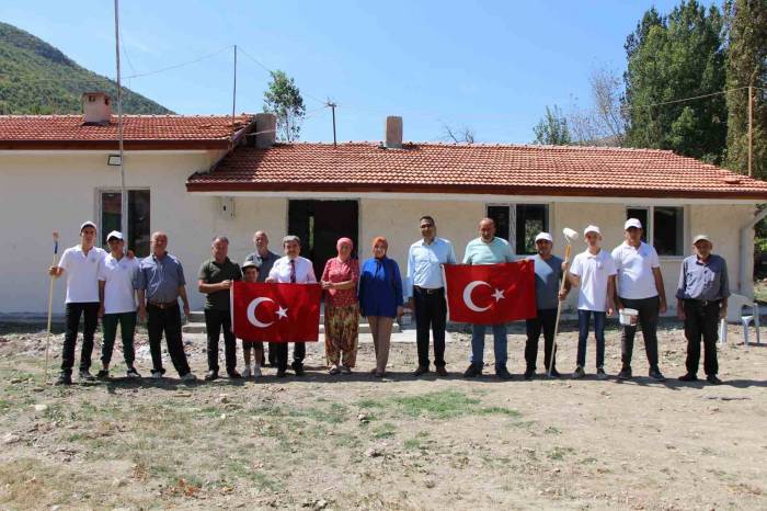 Kadın Muhtar İstedi, Liseliler En Uzak Mesafedeki Köy Okulunu Restore Etti