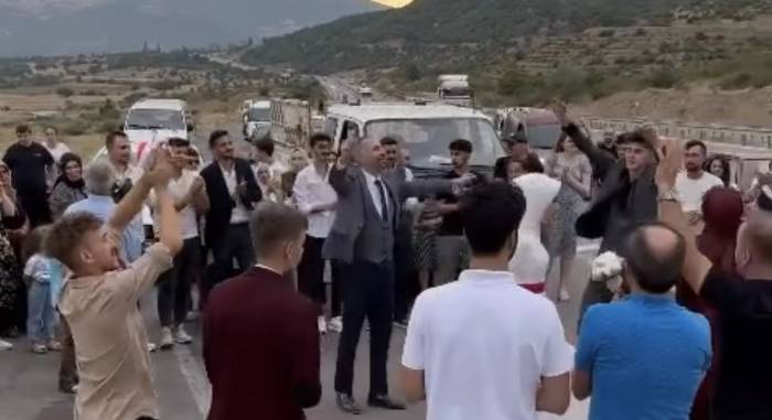 Karayolunda Düğün Eğlencesi Molası