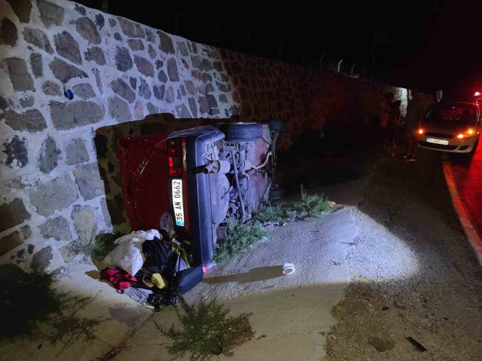 Kuşadası’nda Virajı Alamayan Otomobil Kanala Düştü