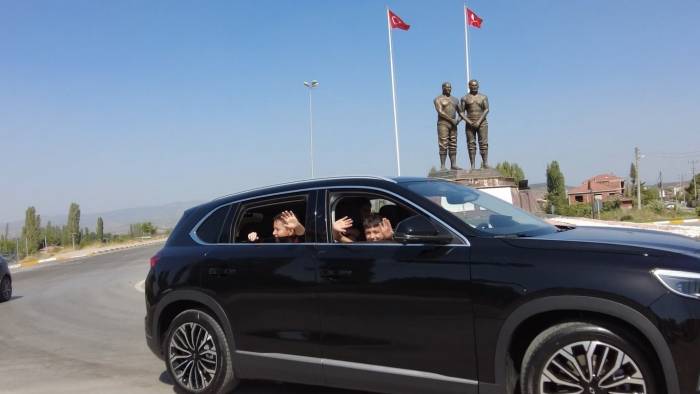 Mahallenin Çocukları Togg’a Bindi, Şehir Turu Attı