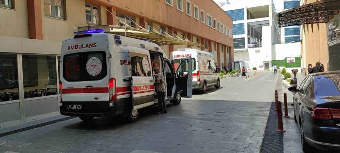 Batman’da El Freni Çekilmeyen İş Makinasının Altında Kalan Genç Hayatını Kaybetti
