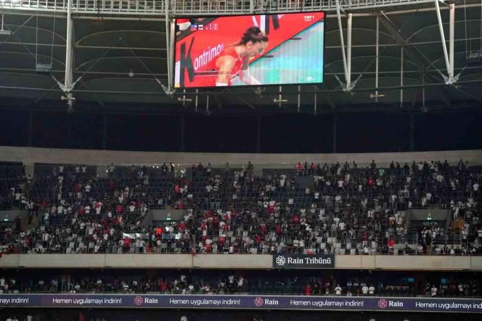 Dolmabahçe’de Milli Maç Heyecanı!