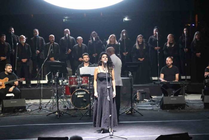 Antik Tiyatro’da Barış Ezgileri