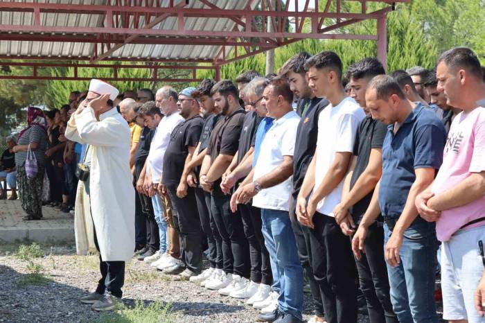Katliam Gibi Kazada Ölen 5 Kişi İzmir’de Toprağa Verildi
