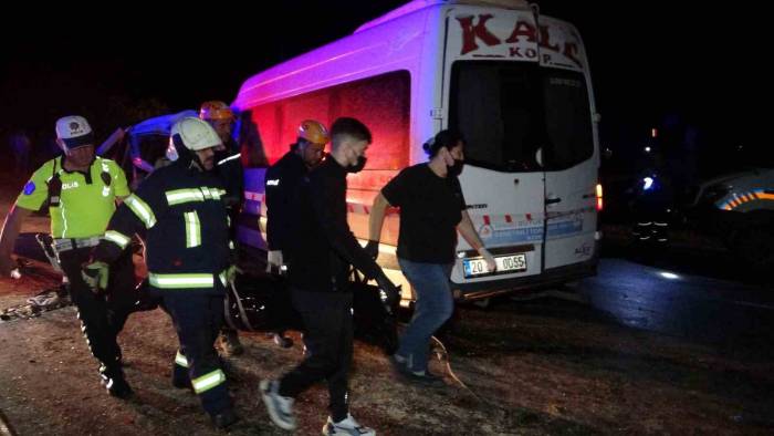 Katliam Gibi Kazada Anne Baba Ve İkizler Hayatını Kaybetti