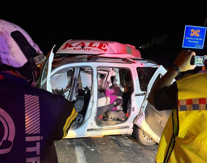 Aynı Bölgede Peş Peşe 5 Kaza, 12 Araç Birbirine Girdi: 3 Ölü, 50 Yaralı
