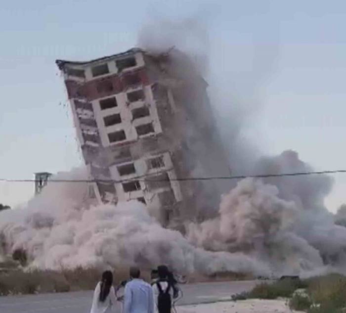 Dinamitle Patlatılarak Aynı Anda Yıkılan 16 Katlı 2 Binadan Geriye Enkaz Kaldı