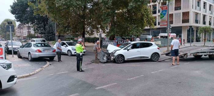Düzce’de İki Otomobil Çarpıştı: 2 Yaralı