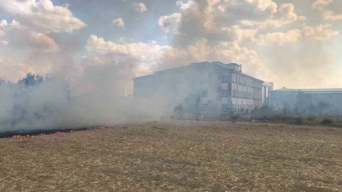 Edirne’de Anız Yangını Okula Ve Otoparka Sıçramadan Söndürüldü