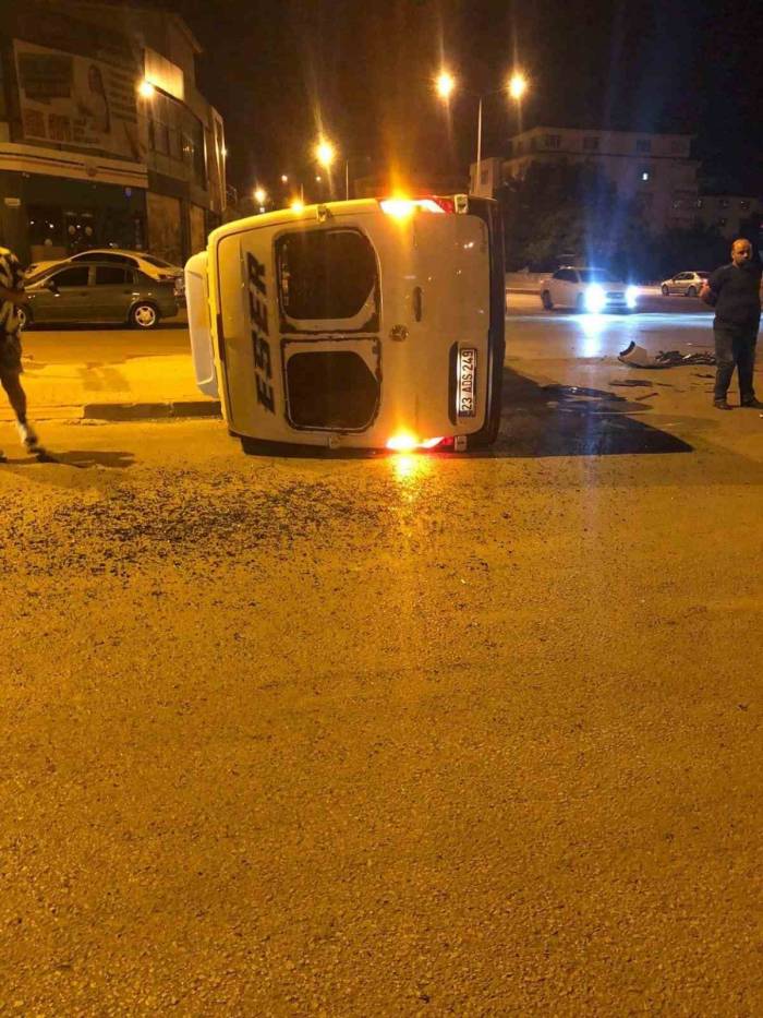 Elazığ’da Minibüs İle Otomobil Çarpıştı: 1 Yaralı