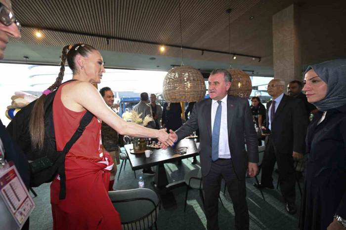 Bakan Bak’tan Filenin Sultanları’na Final Öncesi Moral Ziyareti