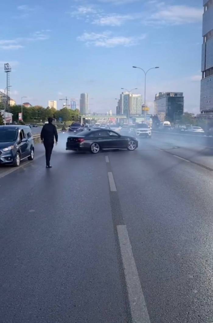 İstanbul’da Düğün Konvoyundaki Araçlar Otobanda Yol Kesip Drift Attı