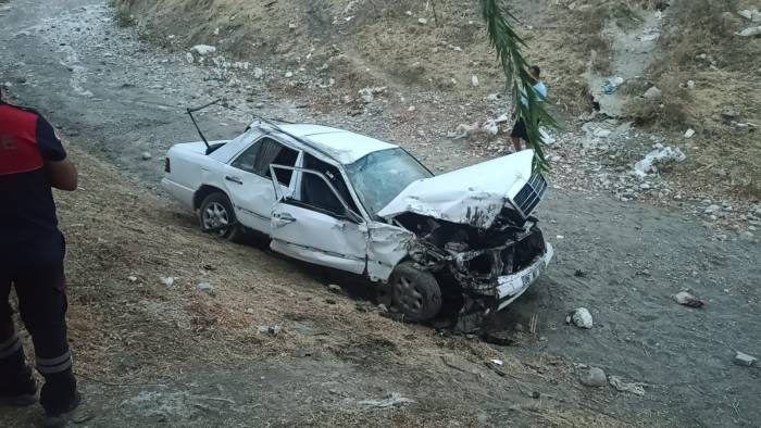 Virajı Alamayan Otomobil Dereye Uçtu: 1 Yaralı