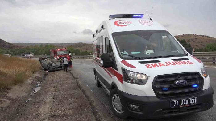 Yağmur Sebebiyle Kayganlaşan Yolda Otomobil Takla Attı: 3 Yaralı