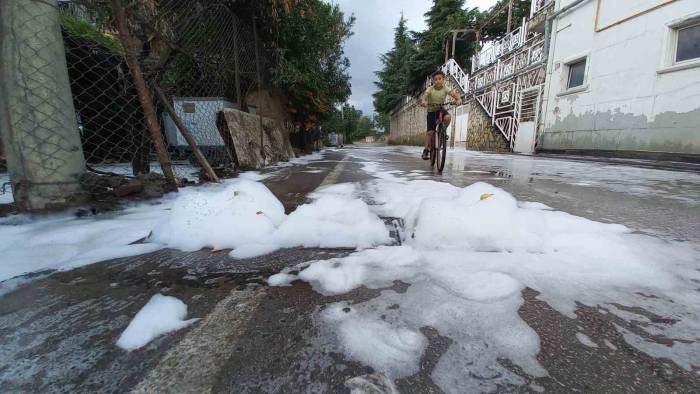 O Cadde Yine Köpükle Kaplandı