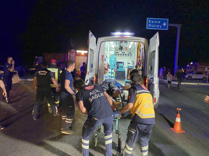 Otomobil Canlı Tavuk Yüklü Tıra Çarptı: 2’si Ağır 5 Yaralı