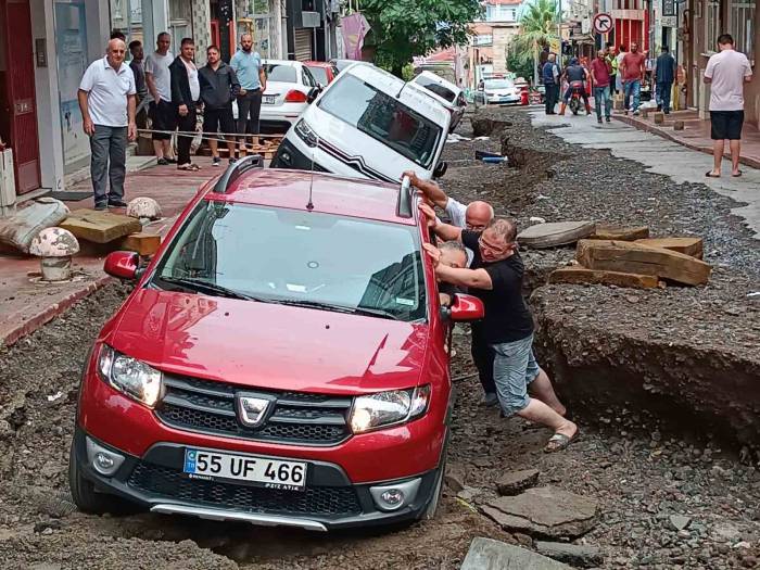 Samsun’da Sel Afeti: Cadde Yarıldı, Araçlar Yolun İçinde Mahsur Kaldı