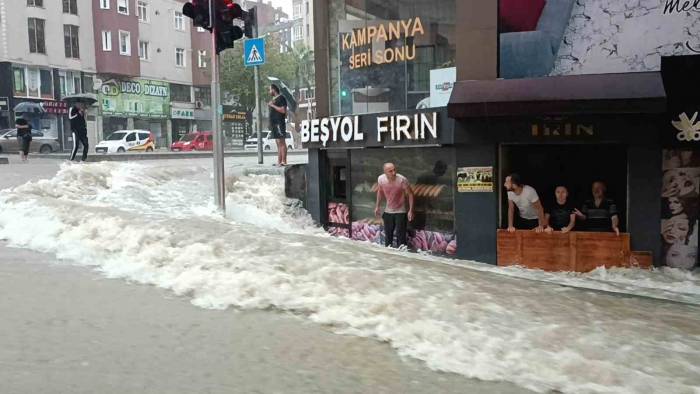 Samsun’da Metrekareye 103 Kilo Yağış Düştü, Şehir Sel Sularıyla Doldu