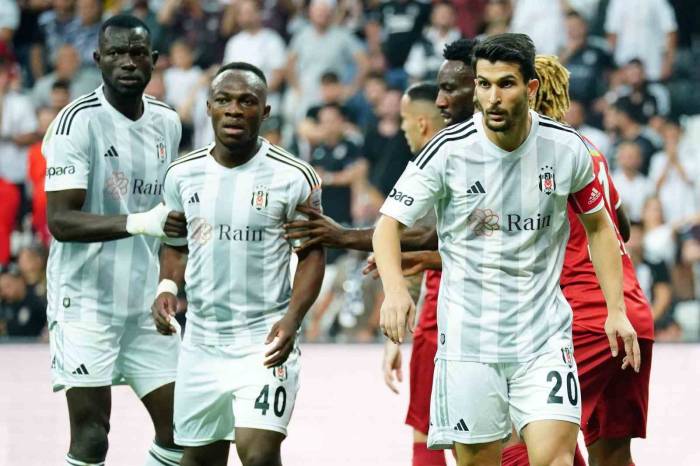 Trendyol Süper Lig: Beşiktaş: 2 - Sivasspor: 0 (İlk Yarı)
