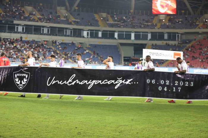 Trendyol Süper Lig: A. Hatayspor: 0 - Y. Adana Demirspor: 1 (İlk Yarı)