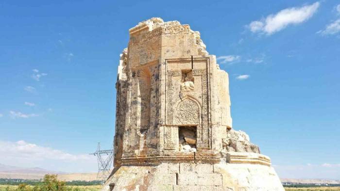 600 Yıllık Kara Yusuf Bey Kümbeti Onarılmayı Bekliyor