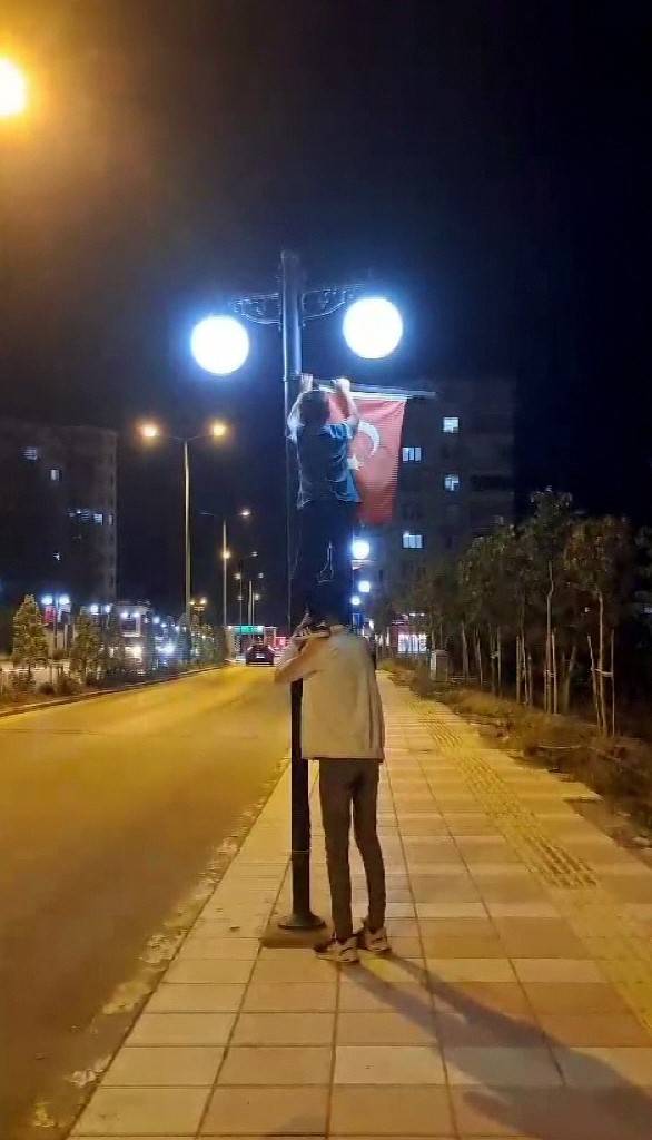 Gençlerin Bayrak Hassasiyeti Duygulandırdı