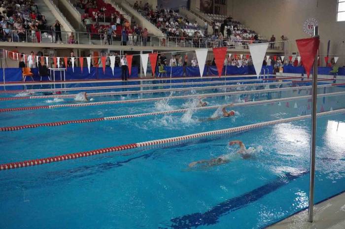 164 Sporcu Zafer İçin Kulaç Attı