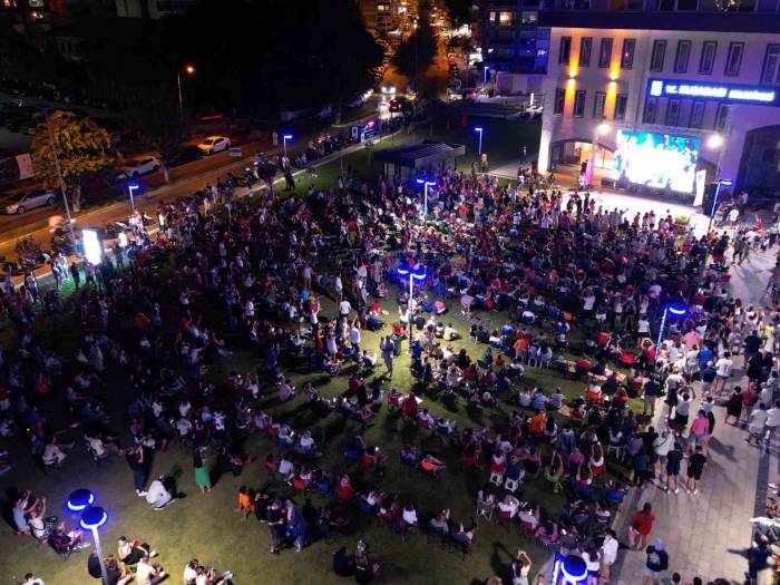 Kuşadası A Milli Kadın Voleybol Takımı İçin Tek Yürek Oldu