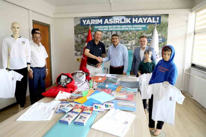 Şehzadeler Belediyesi’nden 2 Bin 500 Öğrenciye Kıyafet Ve Kırtasiye Desteği