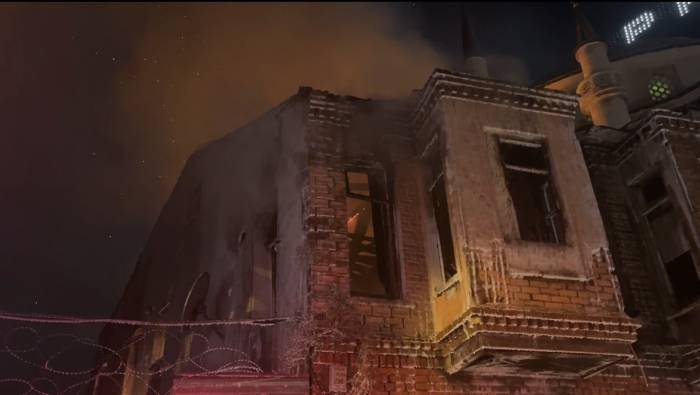 Beyoğlu’nda 2 Katlı Metruk Bina Alev Alev Yandı